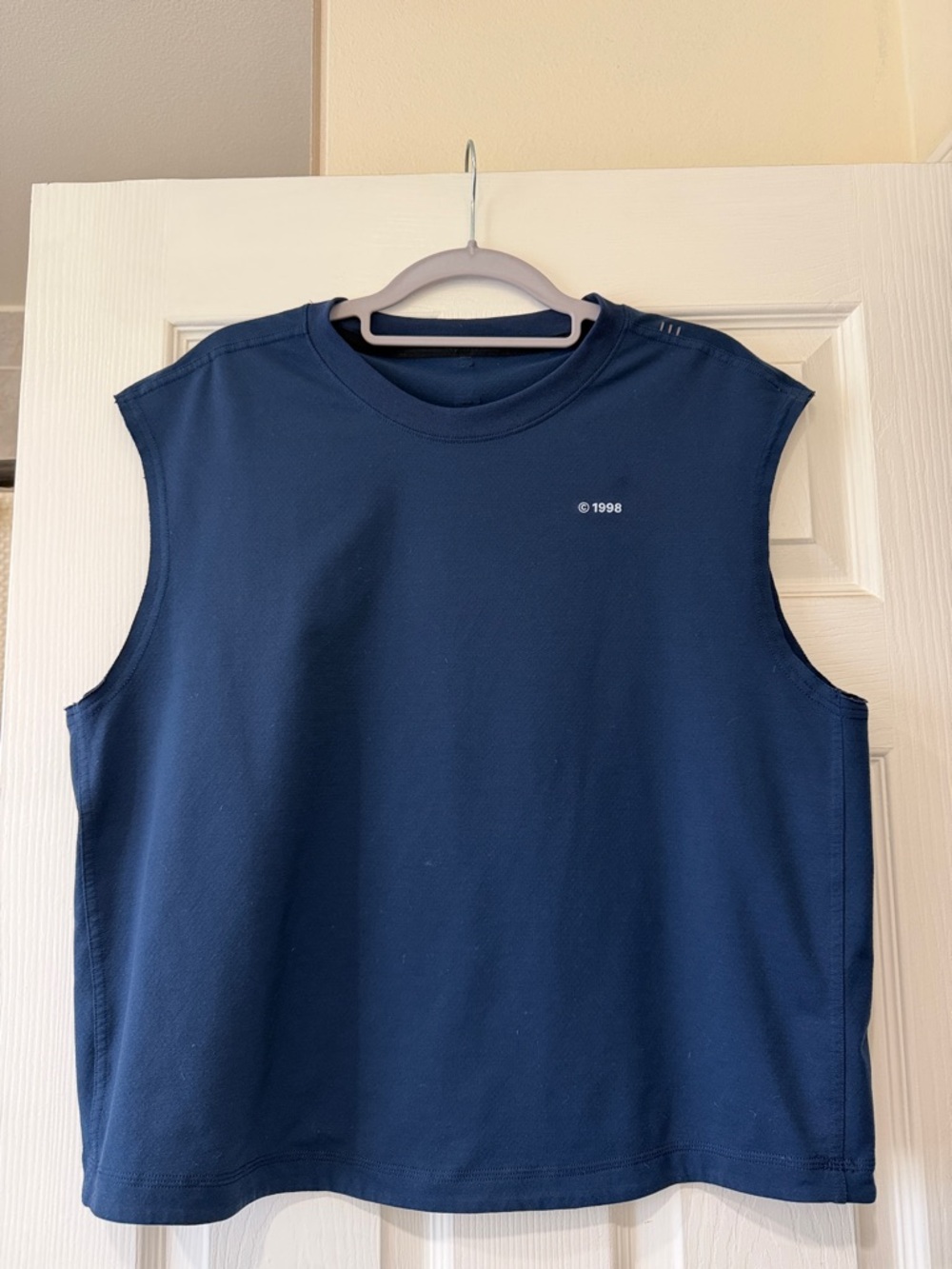Men’s Lululemon size medium cropped tank top in navy